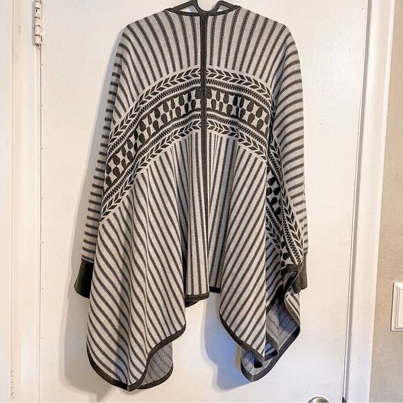 Kit and Ace Solstice Poncho One Size - Picture 8 of 11